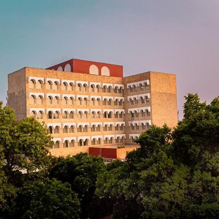 Taj Ganges, Varanasi Bagian luar foto The main building of the university