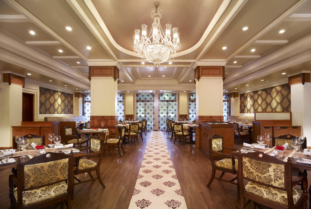 Taj Ganges, Varanasi Bagian luar foto The interior of the restaurant