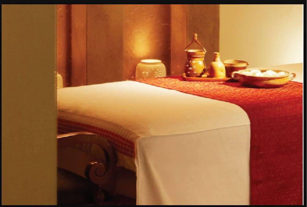 Taj Ganges, Varanasi Bagian luar foto A massage table