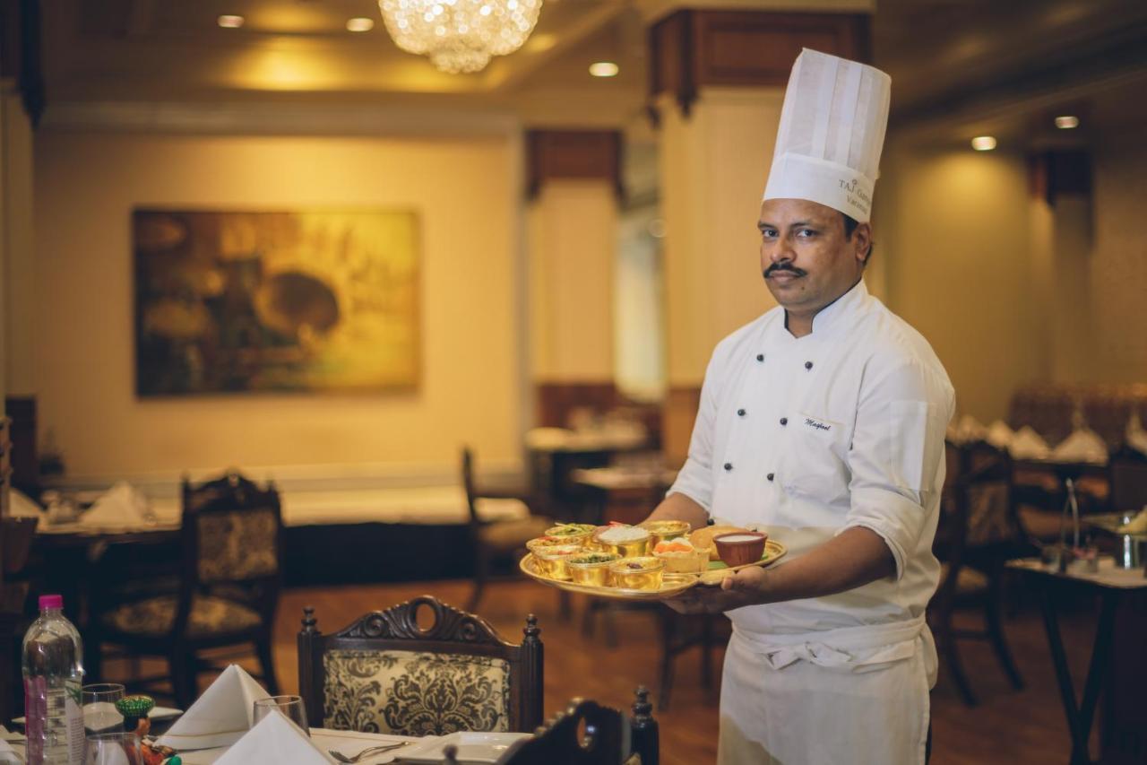Taj Ganges, Varanasi Bagian luar foto A chef at work