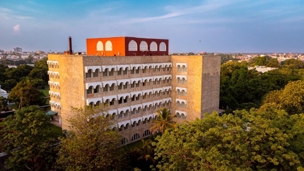 Taj Ganges, Varanasi Bagian luar foto The main building of the university