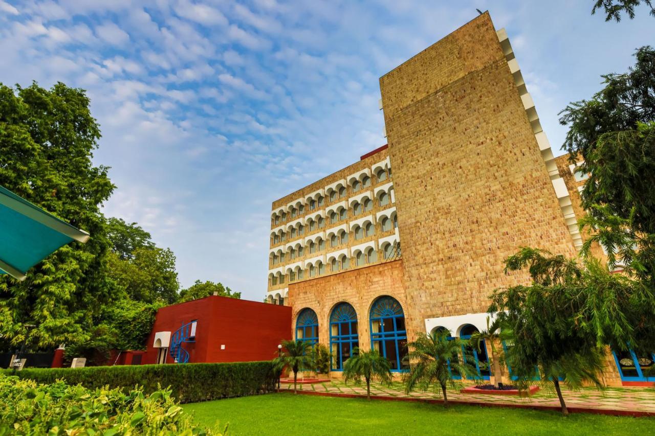 Taj Ganges, Varanasi Bagian luar foto The main building of the university