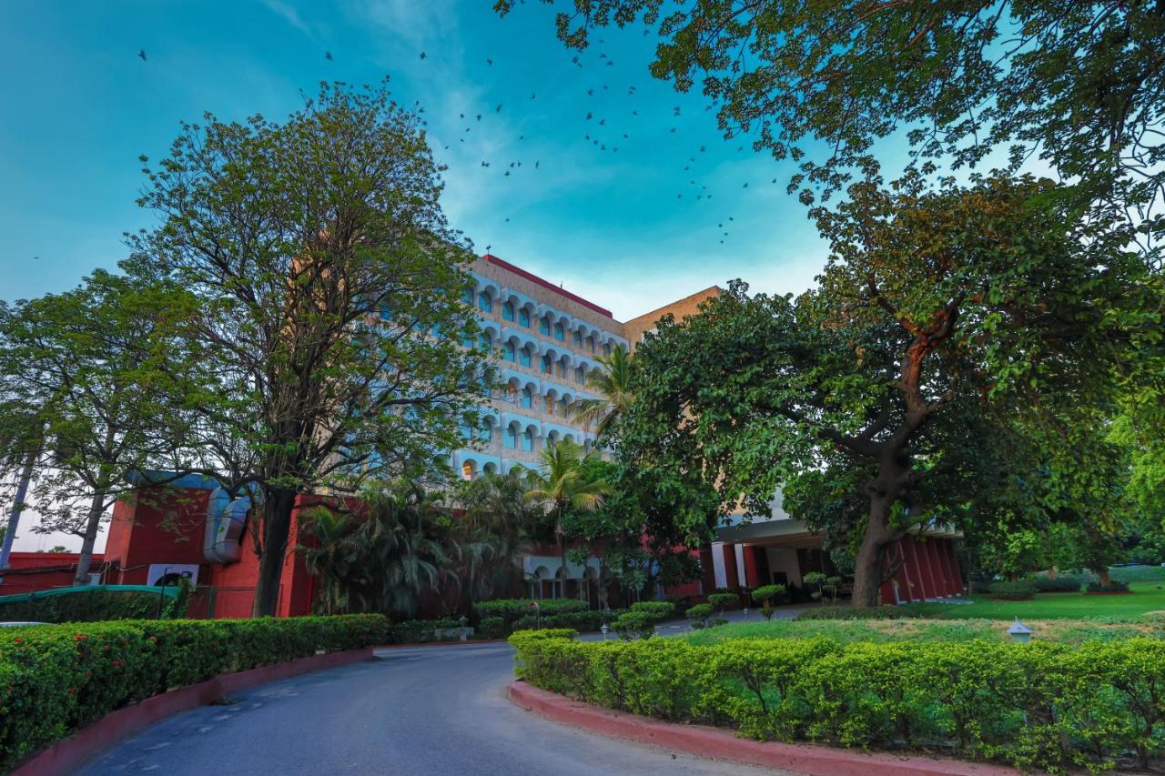 Taj Ganges, Varanasi Bagian luar foto The main building of the university