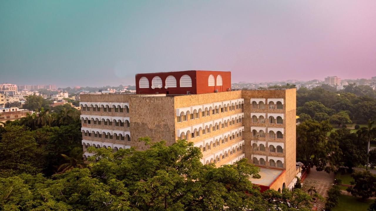 Taj Ganges, Varanasi Bagian luar foto The main building of the university