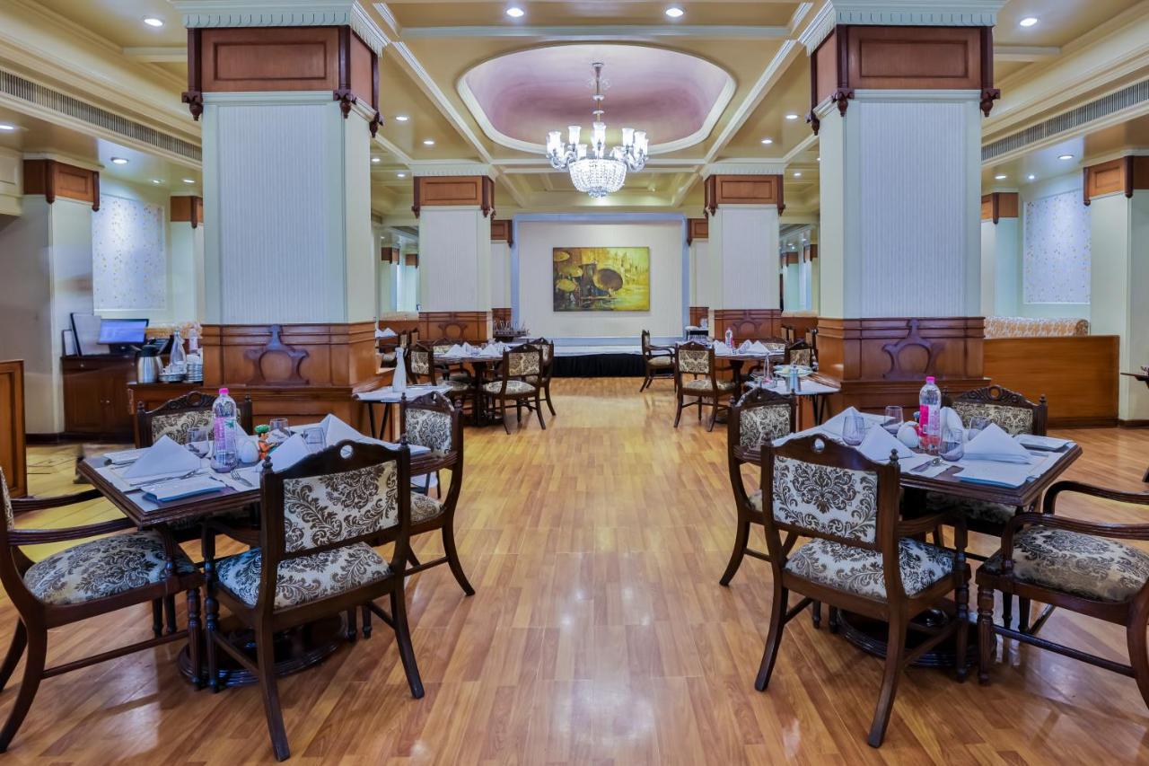 Taj Ganges, Varanasi Bagian luar foto The restaurant
