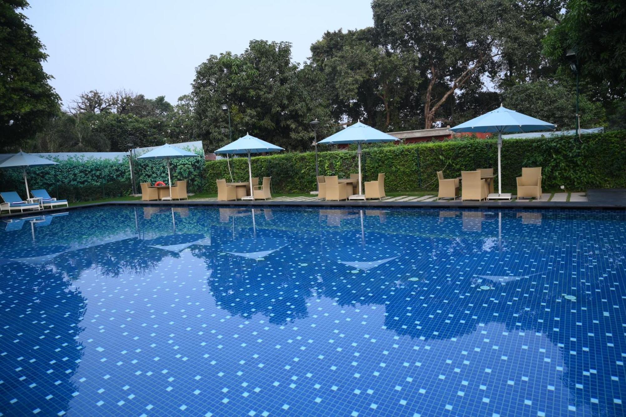 Taj Ganges, Varanasi Bagian luar foto Swimming pool at the Taj Bengal