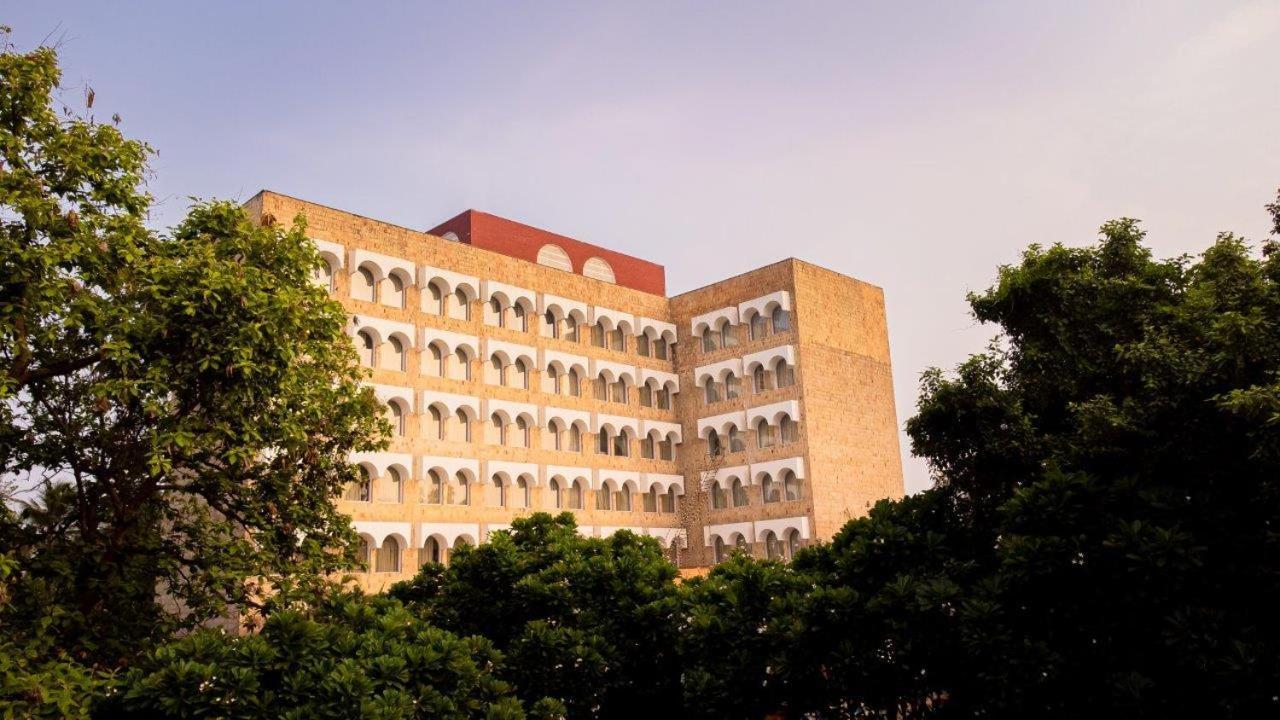 Taj Ganges, Varanasi Bagian luar foto The main building of the university