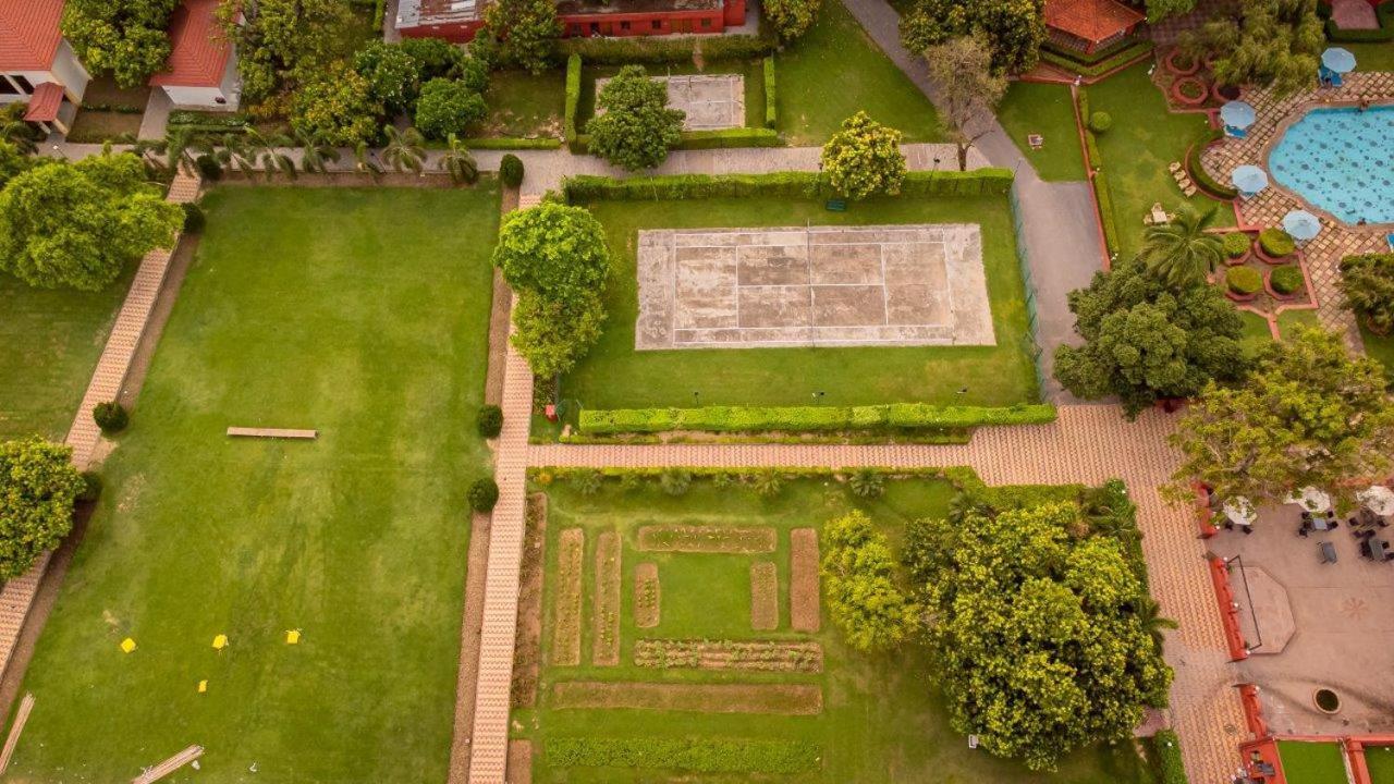 Taj Ganges, Varanasi Bagian luar foto Aerial view of the tomb
