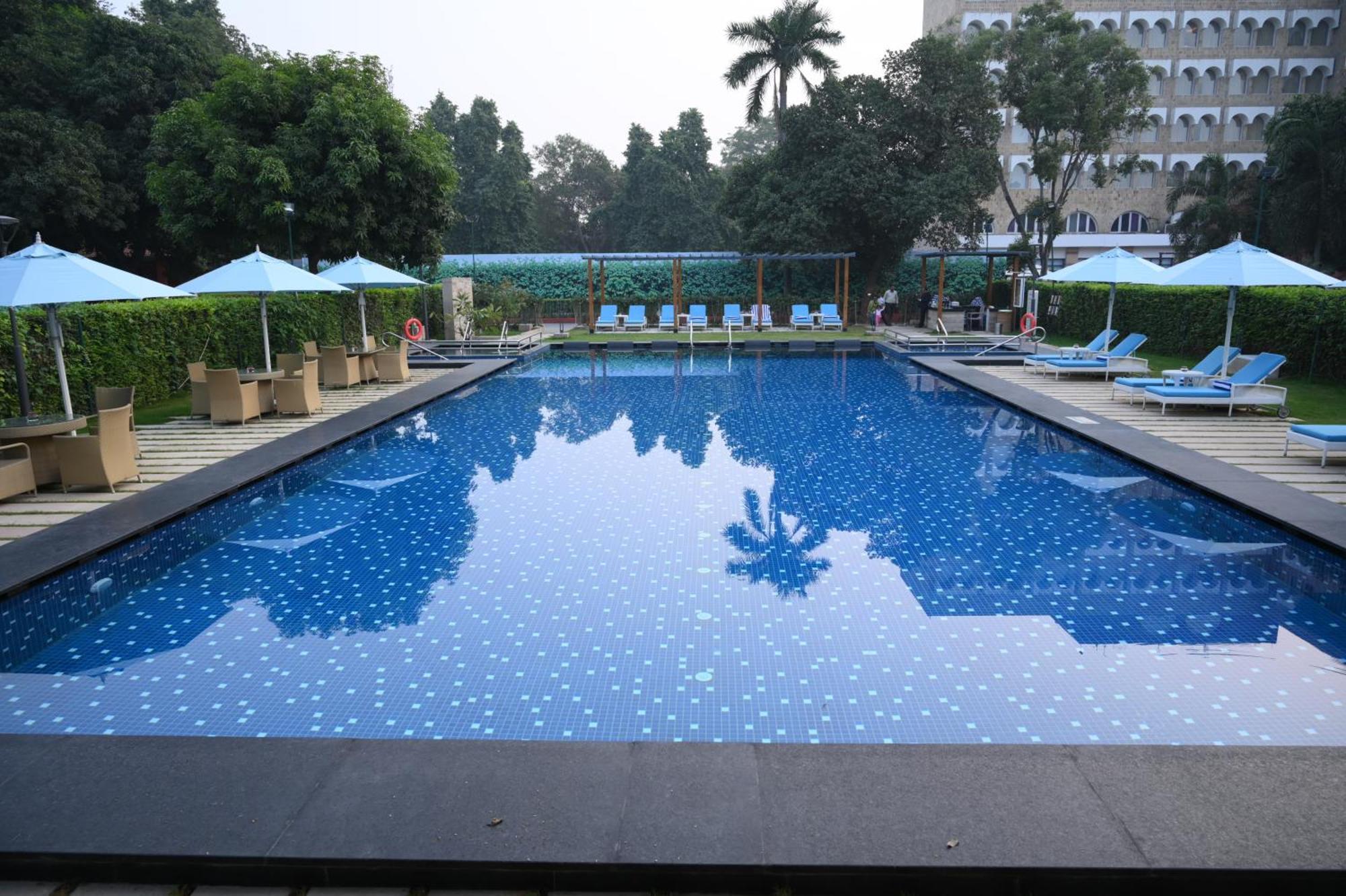Taj Ganges, Varanasi Bagian luar foto Swimming pool at the hotel
