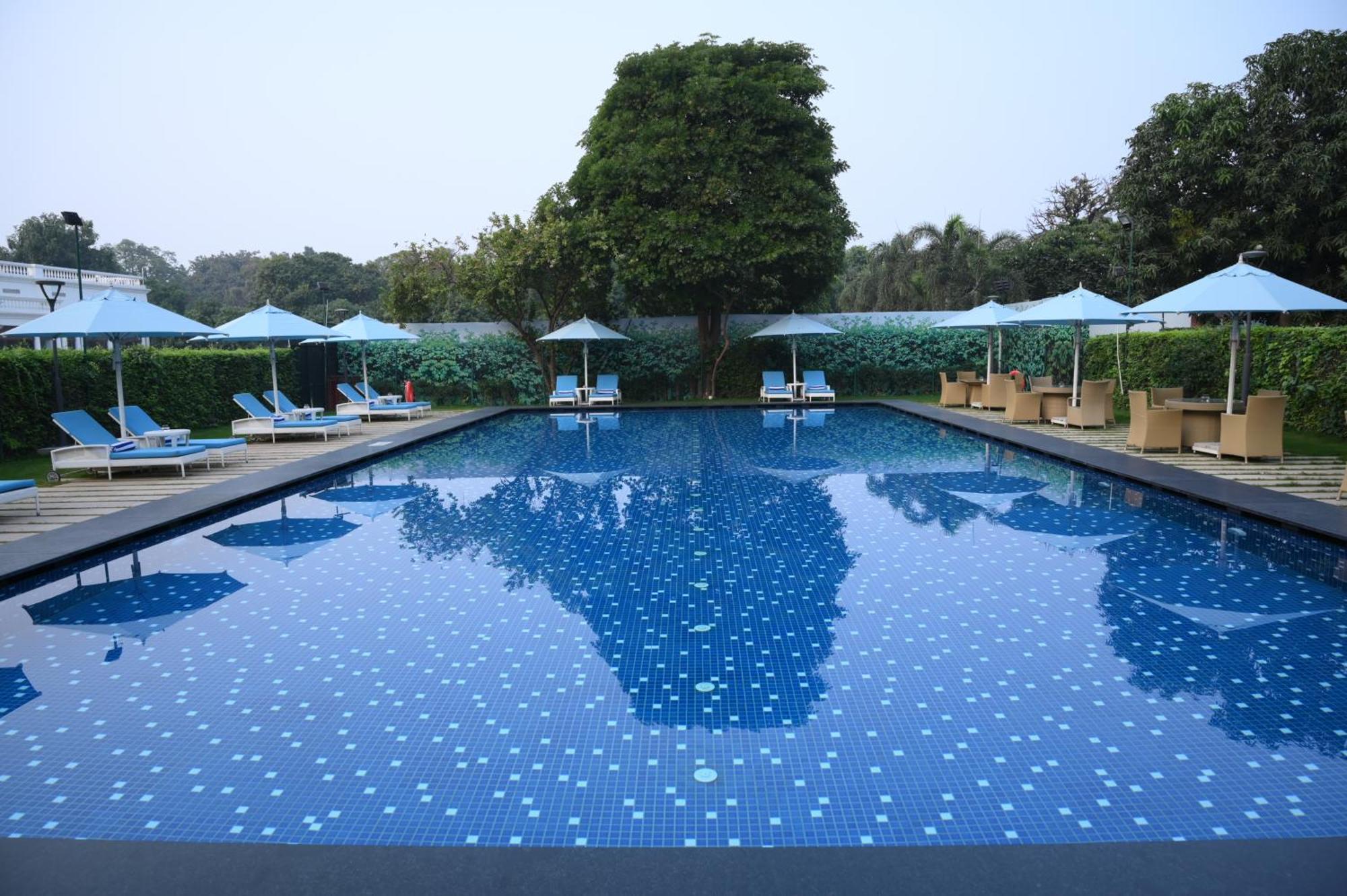 Taj Ganges, Varanasi Bagian luar foto Swimming pool at the Taj Bengal
