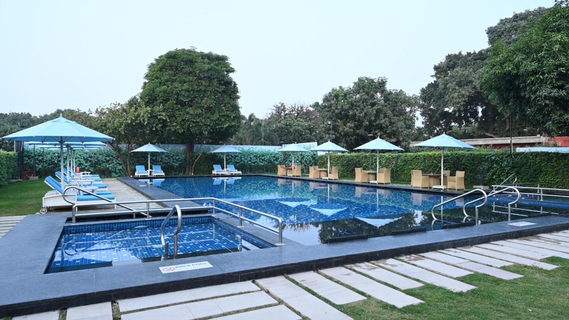 Taj Ganges, Varanasi Bagian luar foto The pool at the Taj Bengal