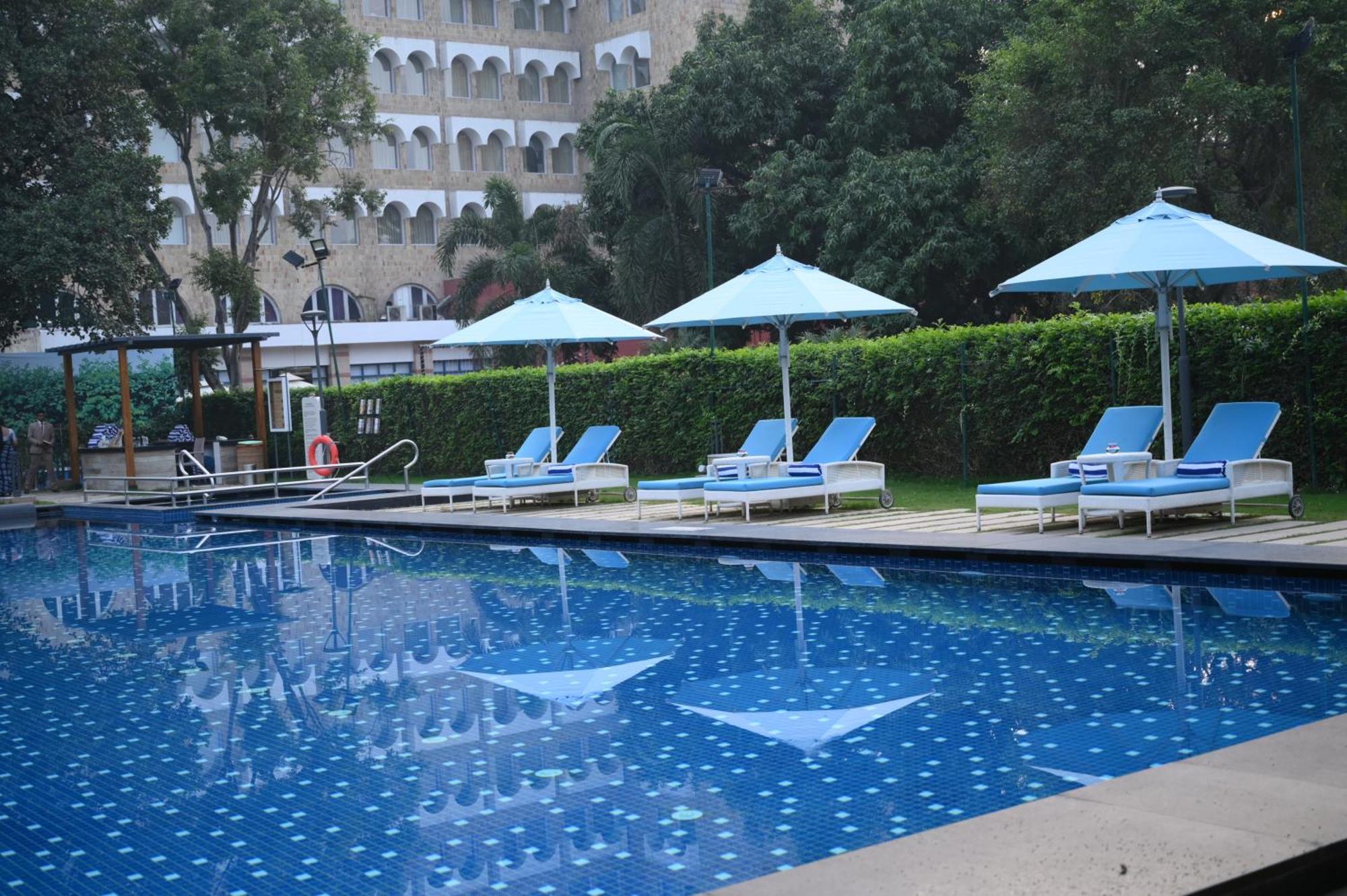 Taj Ganges, Varanasi Bagian luar foto Pool at the Taj Bengal