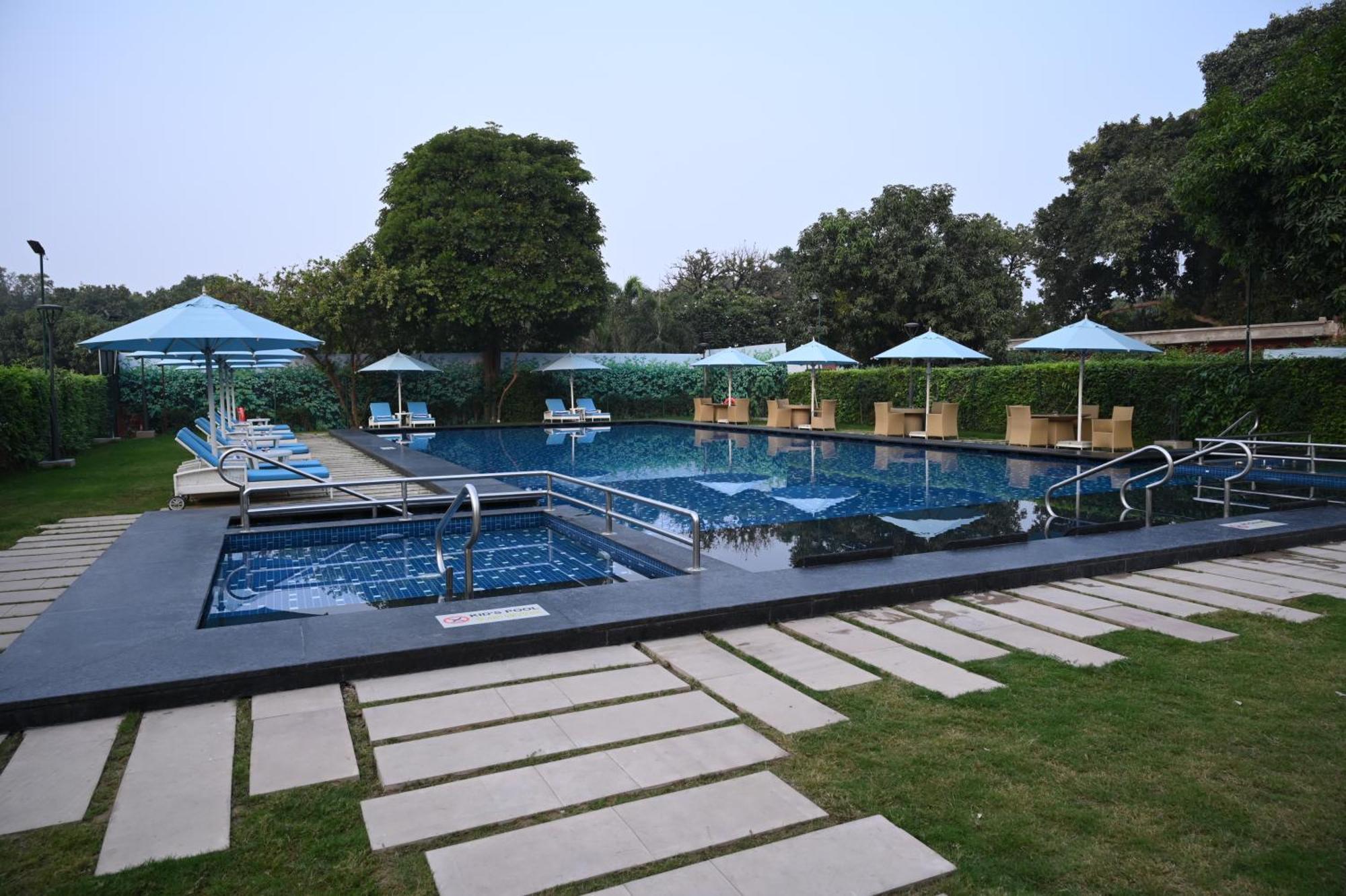 Taj Ganges, Varanasi Bagian luar foto The pool at the Taj Bengal