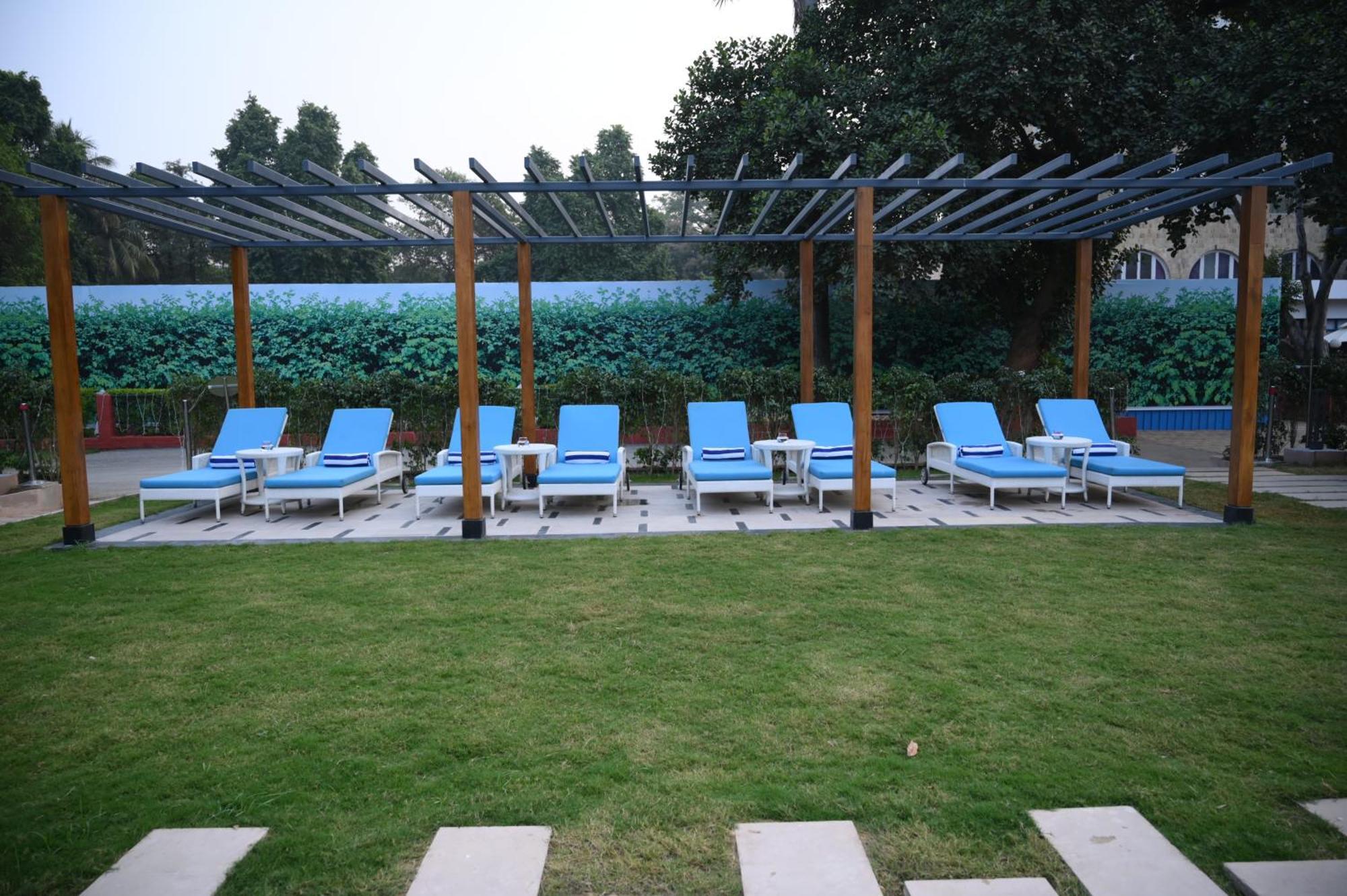 Taj Ganges, Varanasi Bagian luar foto The pool at the hotel