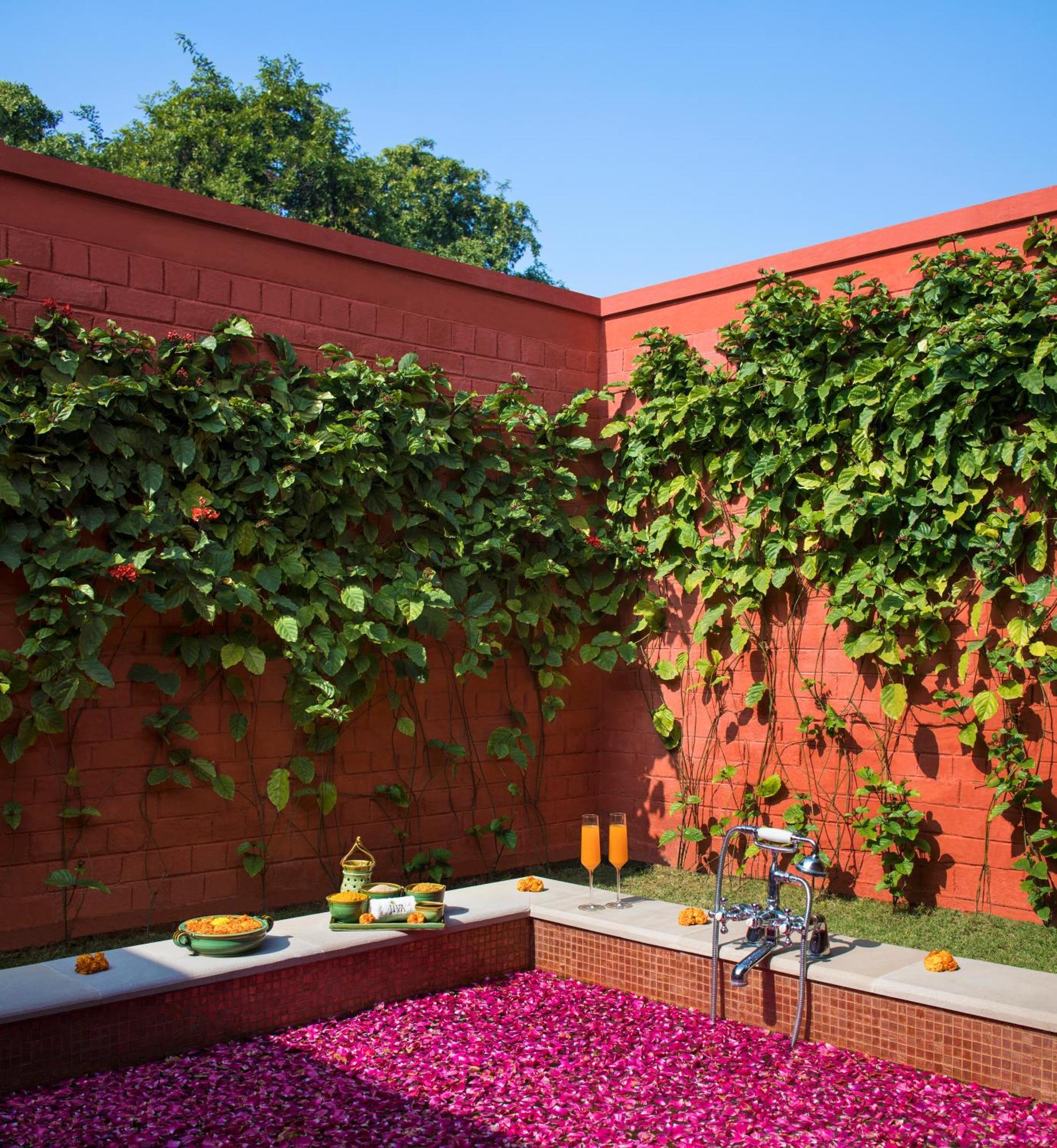 Taj Ganges, Varanasi Bagian luar foto A living wall