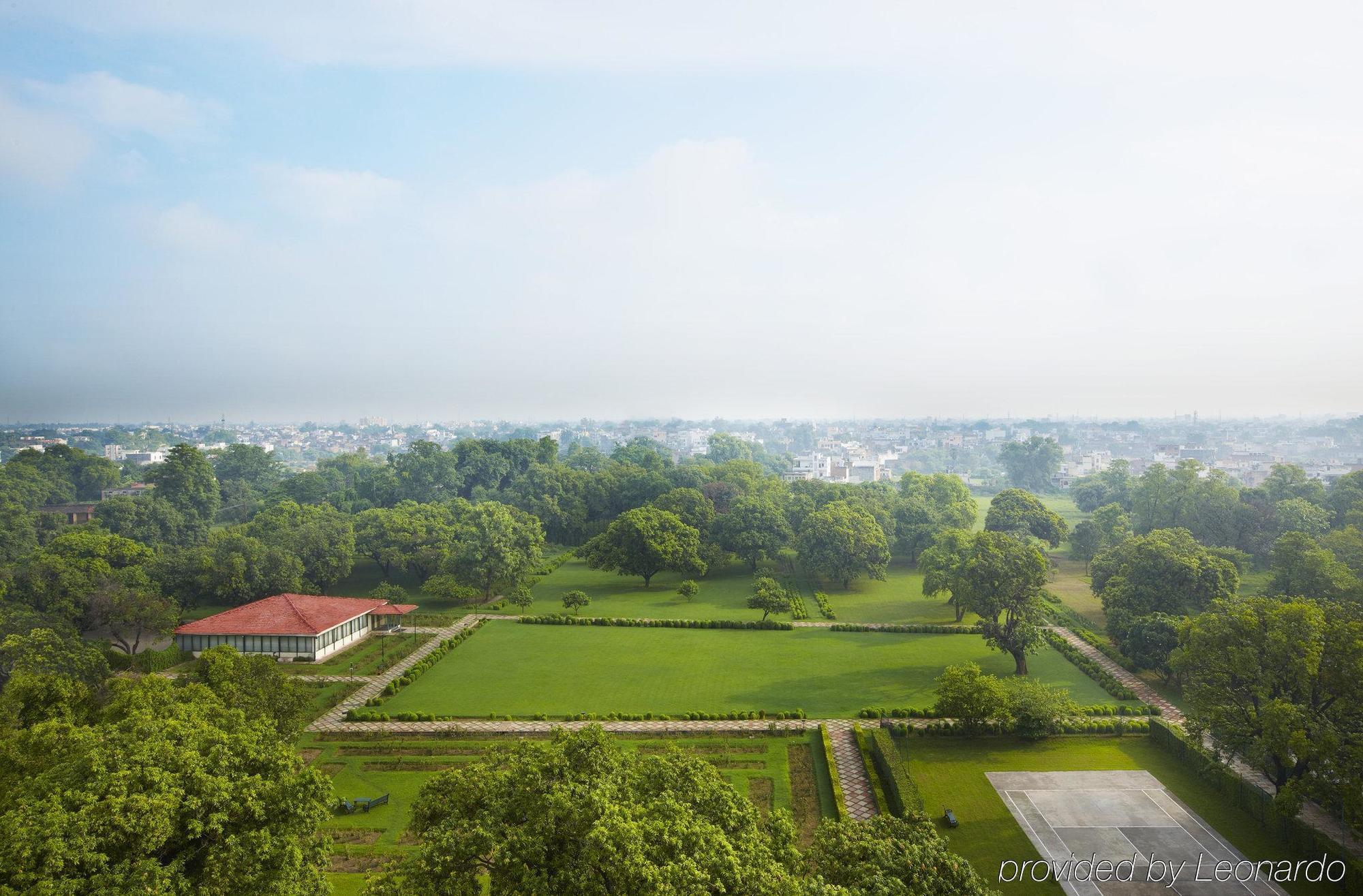 Taj Ganges, Varanasi Bagian luar foto View of the grounds from the tower