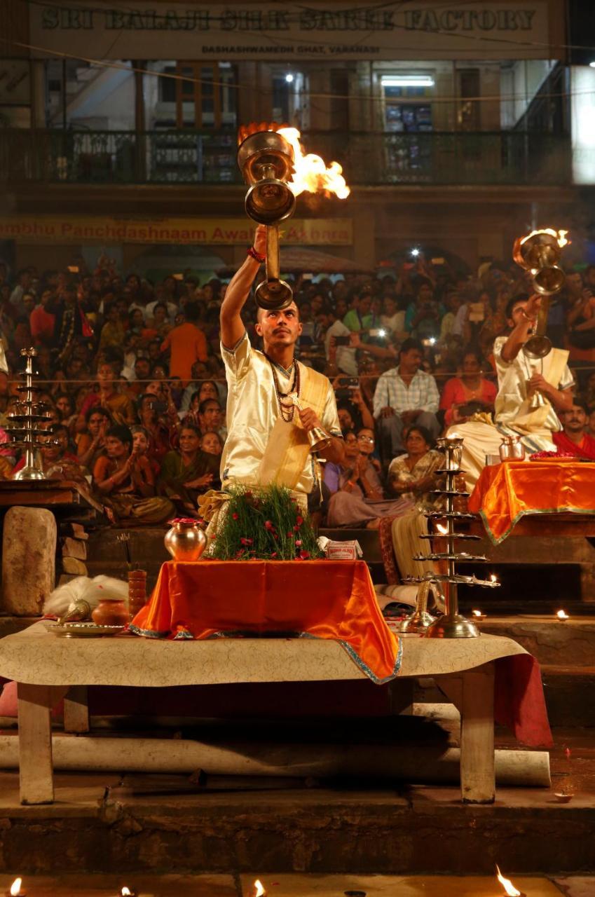 Taj Ganges, Varanasi Bagian luar foto A pandit reciting the Gayatri mantra during the evening aarti at the Triveni ghat, Varanasi