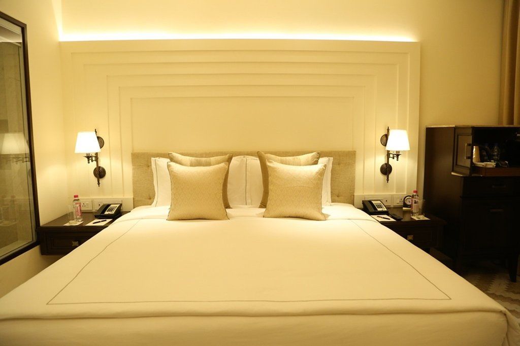 Taj Ganges, Varanasi Bagian luar foto A bedroom at the Taj Mahal Palace